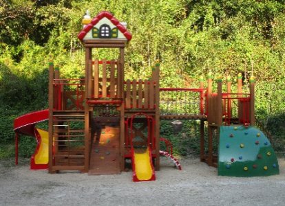 メンテナスが終わりきれいになった遊具